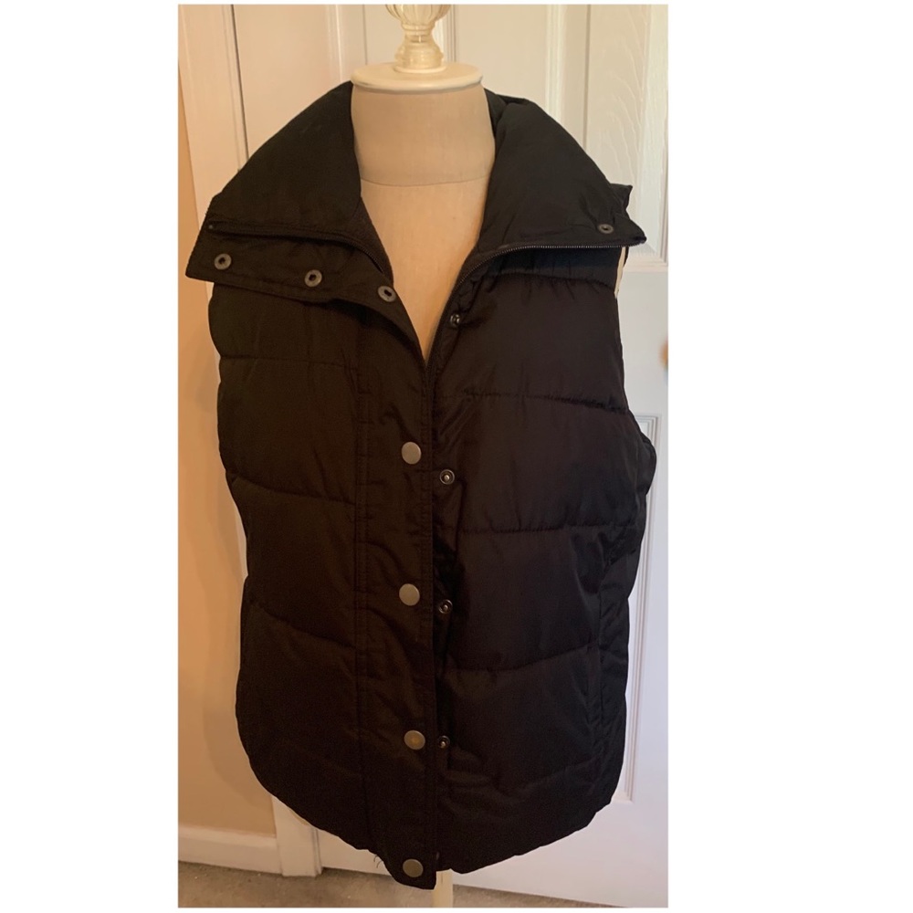 Black Old Navy Puffer Vest